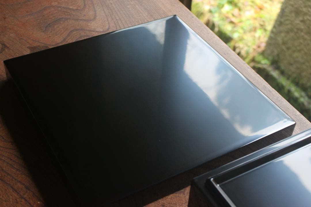 新品並！端正な内朱黒漆に極上四君子丸沈金の映える台付二段重（検輪島塗蒔重箱お重