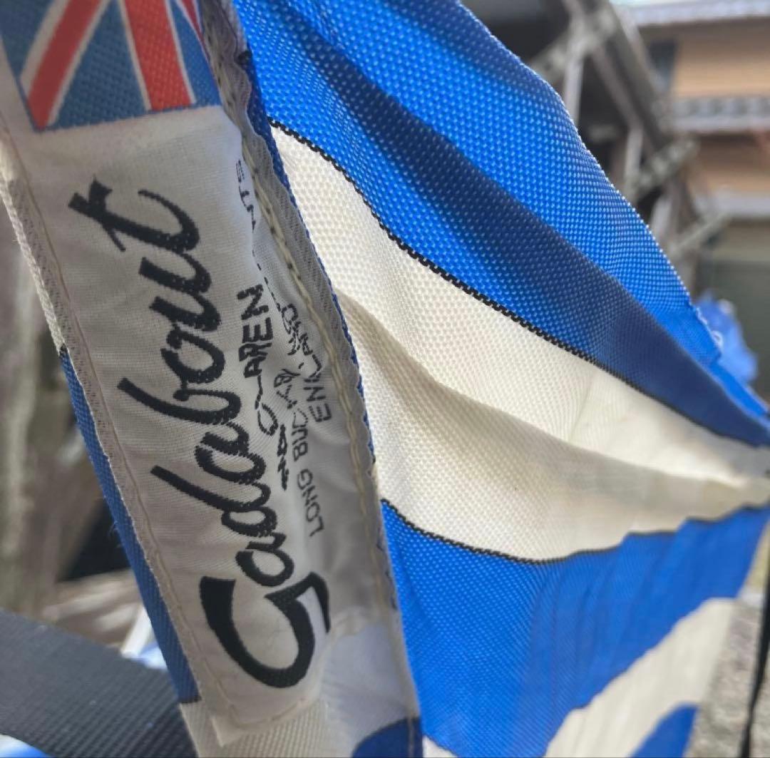 赤と白、青と白のガタパウトチェアセット