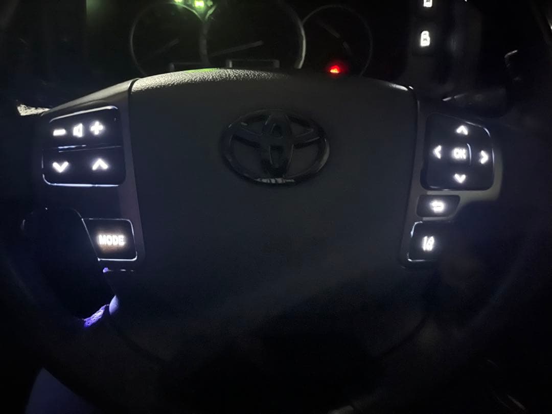 トヨタ ハイエー ステアリング コントロールボタン LED打ち替え済み