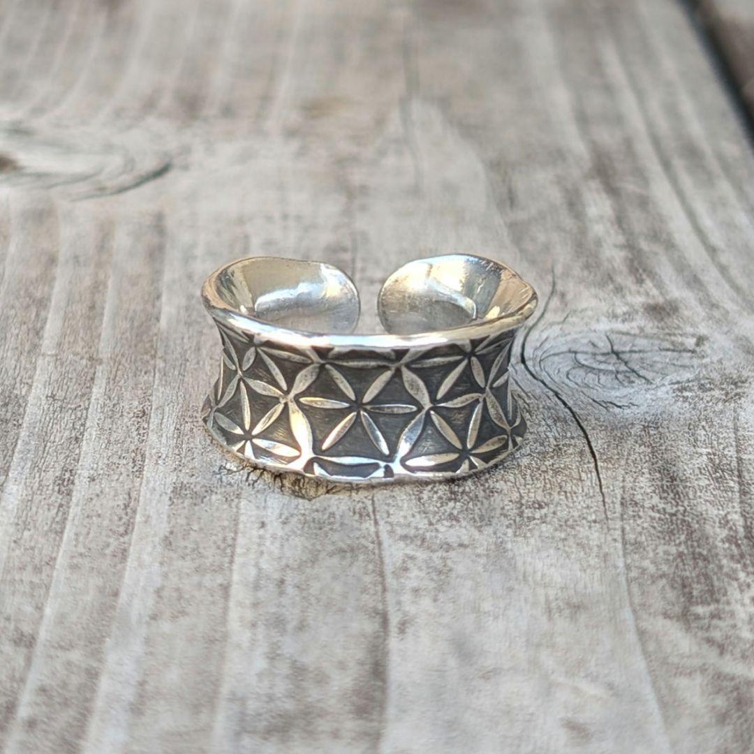 ハンドメイドのシルバーリング　インディアンジュエリー風　スタンプワーク