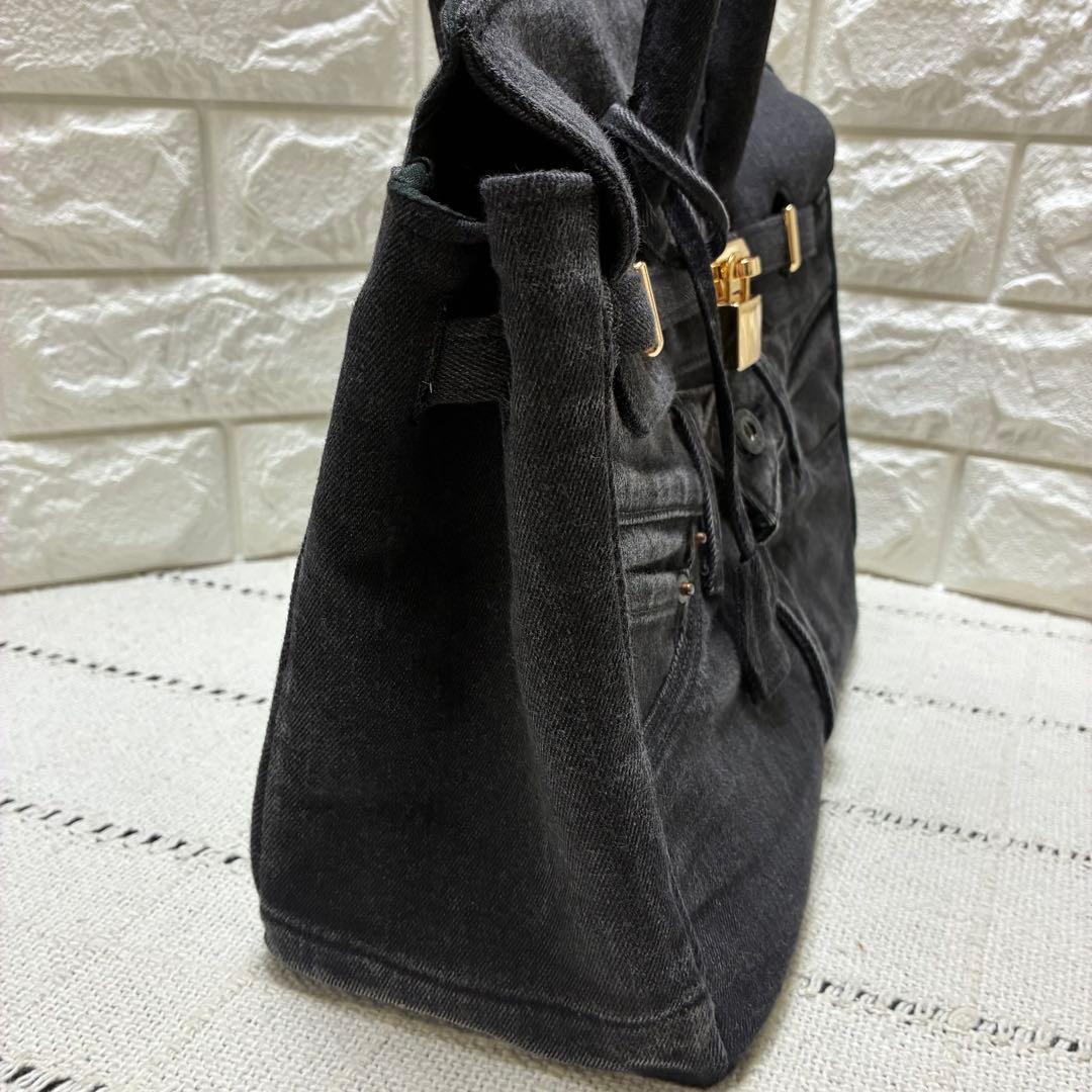 デニムリメイク フラップ付きトートバッグ　Sサイズ　 ブラックデニム　南京錠付き
