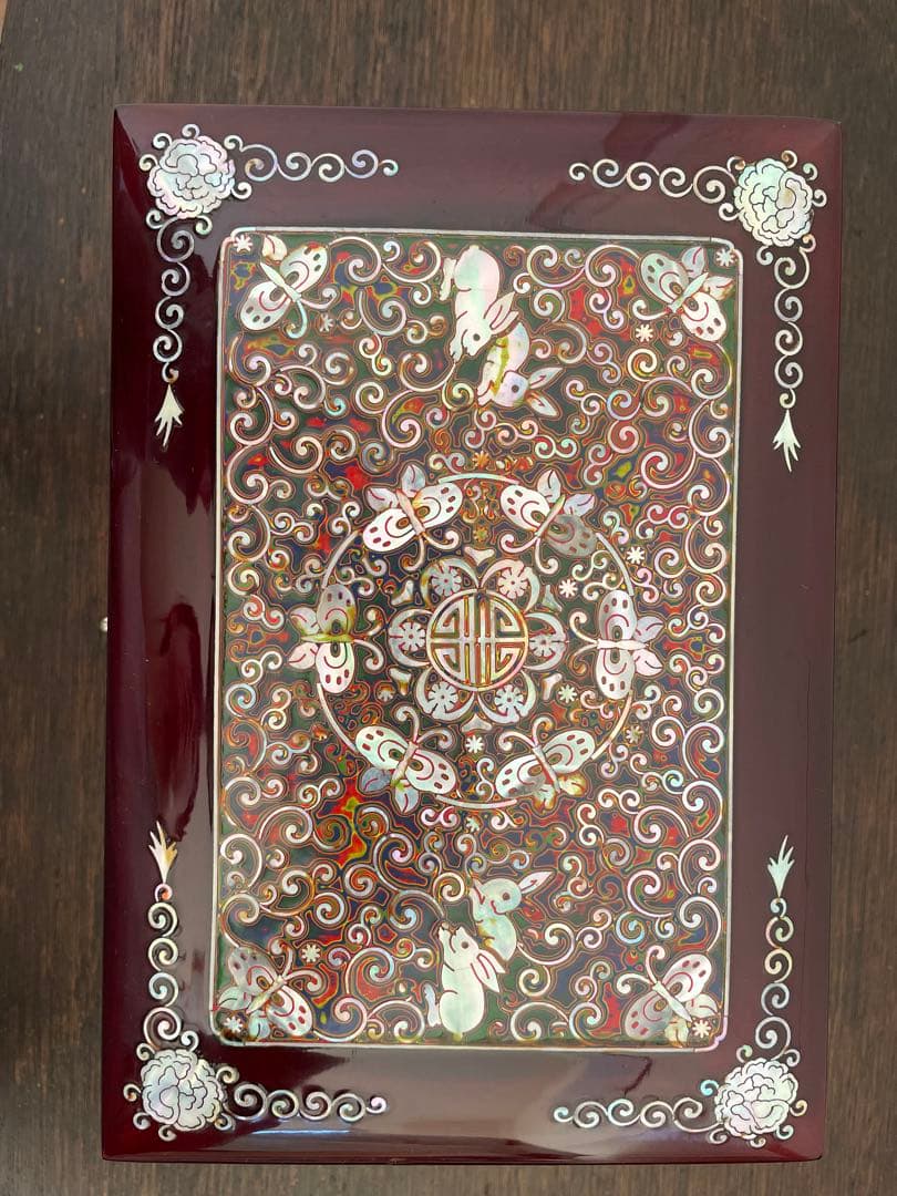 うさぎと蝶模様　貝殻細工　螺鈿 螺鈿細工 漆器　宝石箱 ジュエリーボックス