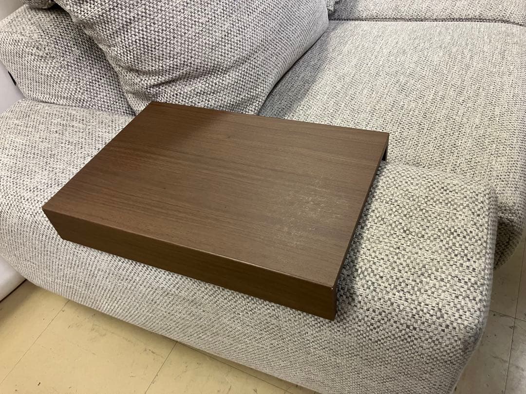 NOYESノイエスDecibel アームテーブル付2人掛けカウチソファ