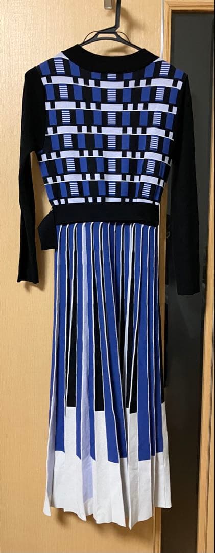 【クリーニング済み】 ジオメトリックプリーツニットワンピース 38