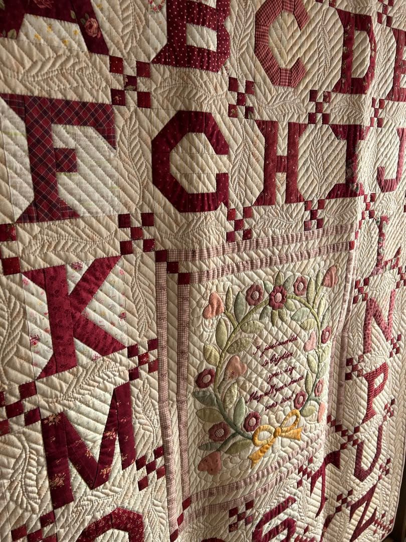 ハンドメイド パッチワークアルファベットと花のメッセージキルト