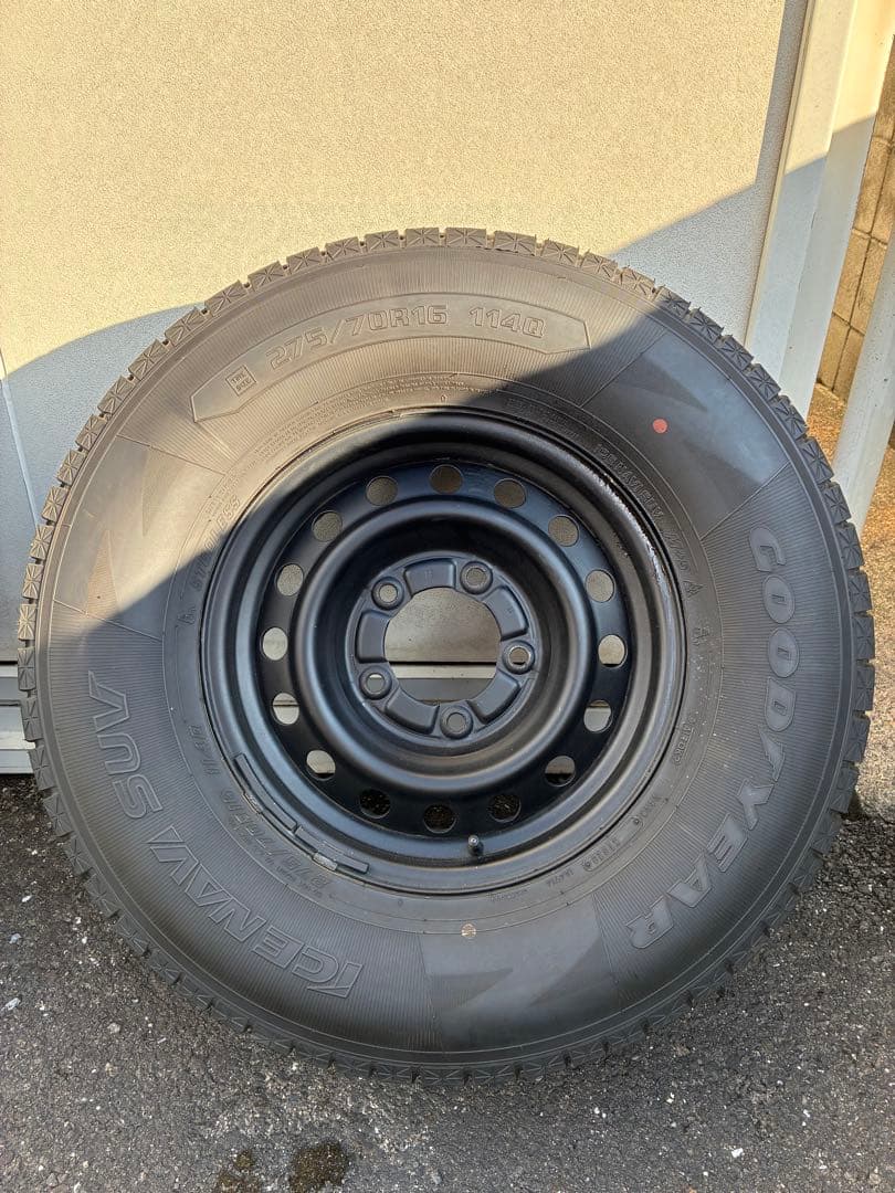 ランクル 100 スタッドレス　275.70.16 送料は着払いでお願いします。