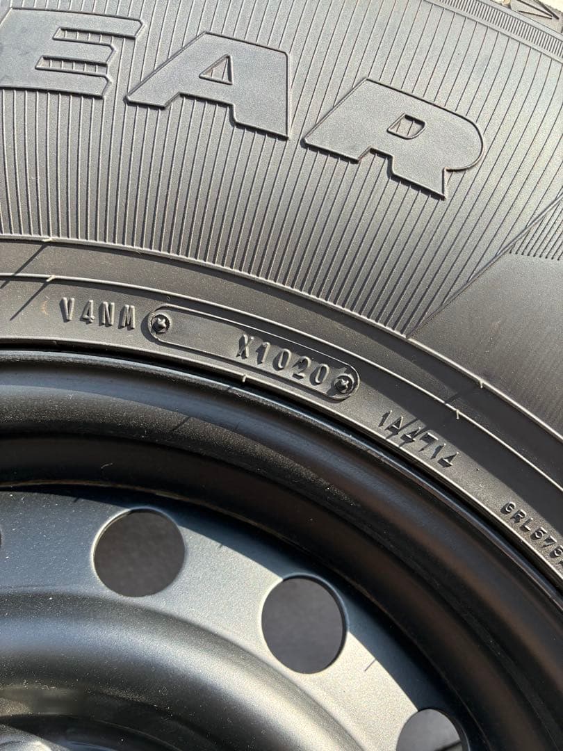 ランクル 100 スタッドレス　275.70.16 送料は着払いでお願いします。