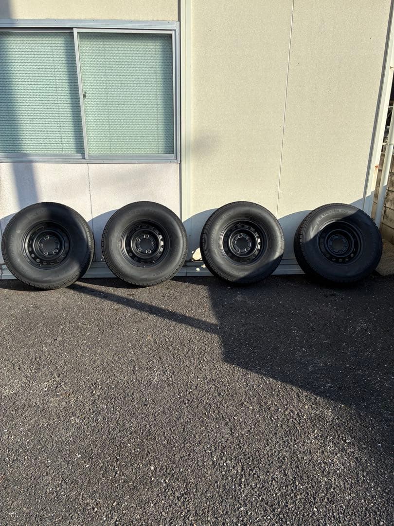 ランクル 100 スタッドレス　275.70.16 送料は着払いでお願いします。