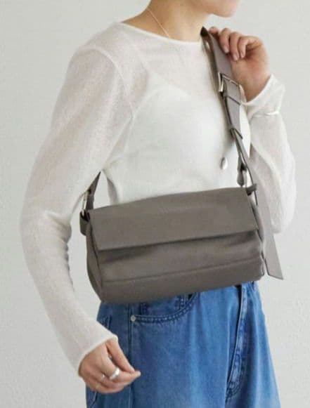 ビアズリー　ショルダーバッグ　レザーボディバッグ　グレイッシュベージュ