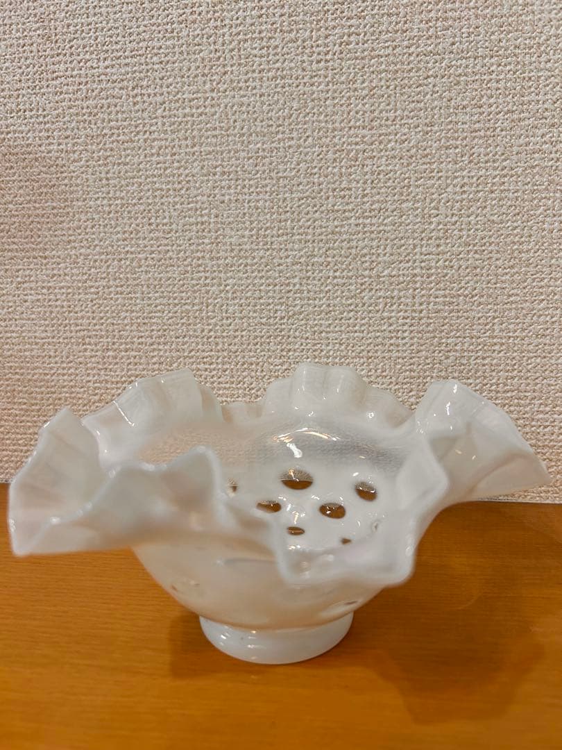 フェントン ミルクグラス フリルエッジボウル ホワイト　ドット