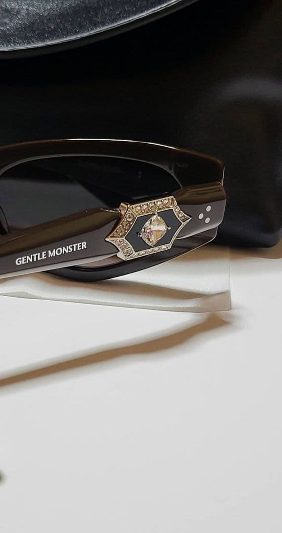 ◆GENTLE MONSTER◆ロゴ付き　サングラス　RUVY VAN　ケース付