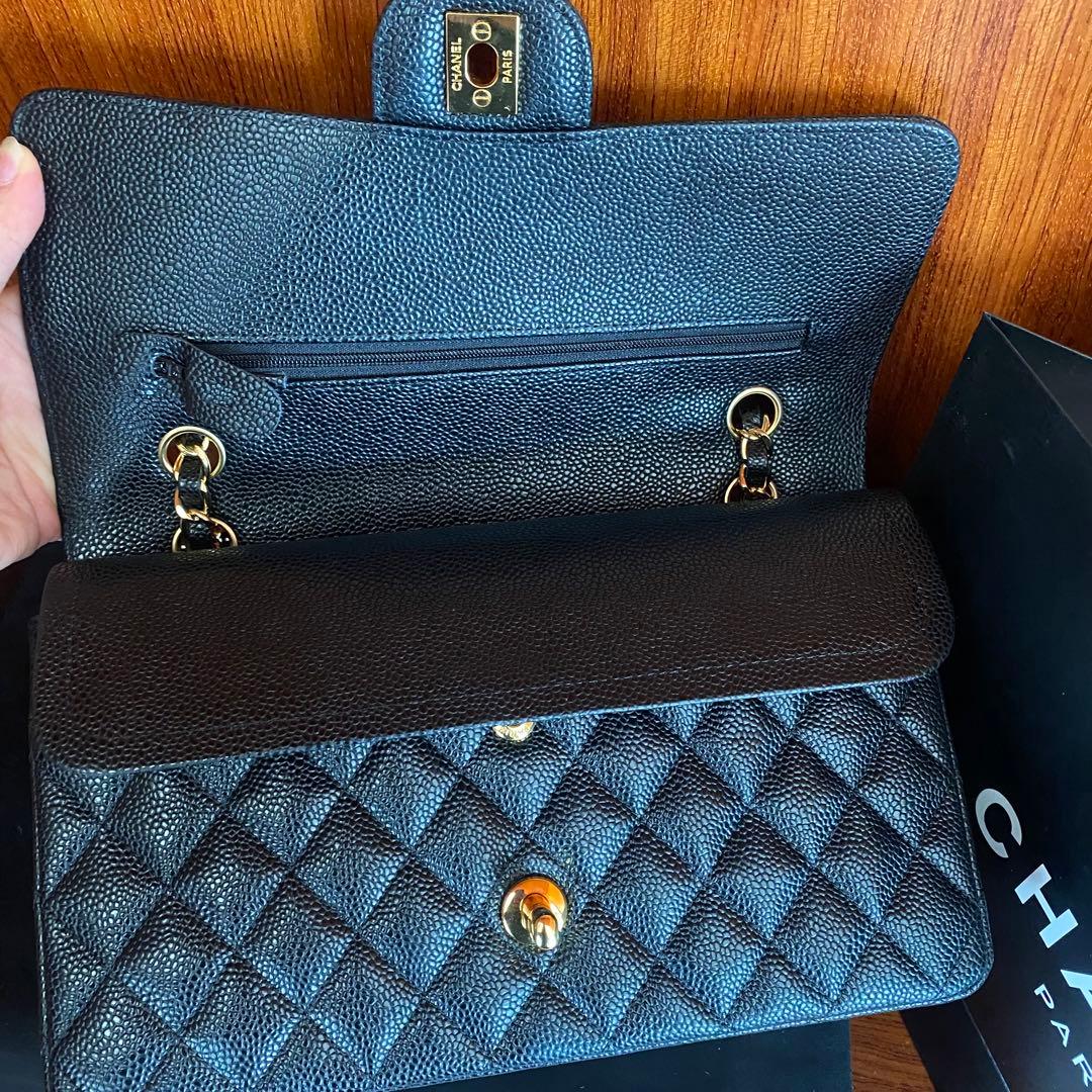 ブラックレザーのキルティングデザイン、ゴールドチェーン付きのショルダーバッグ。