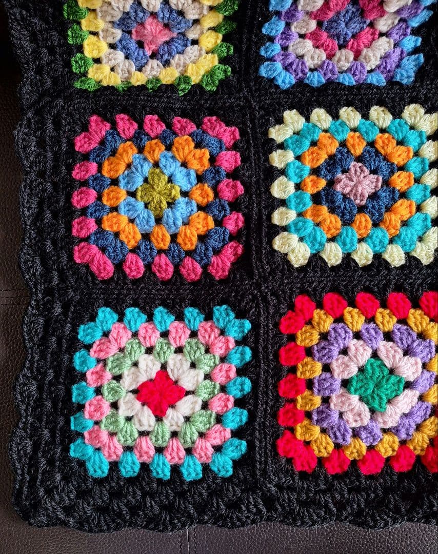 手編みモチーフマルチカバー