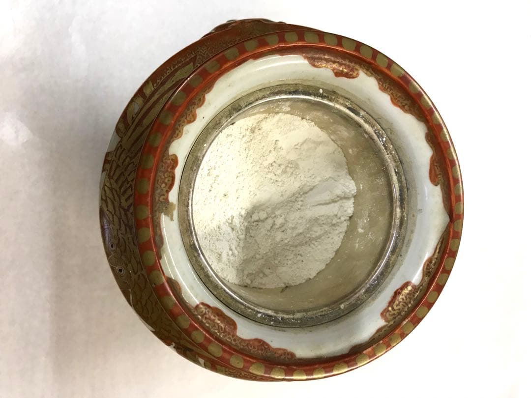 赤絵銀火屋付貴婦人図香炉(注:説明文)