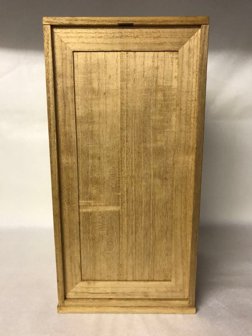 赤絵銀火屋付貴婦人図香炉(注:説明文)