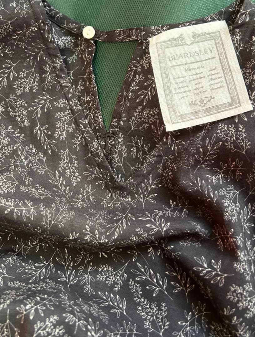 BEARDSLEYビアズリー リーフプリントギャザーワンピース　花柄