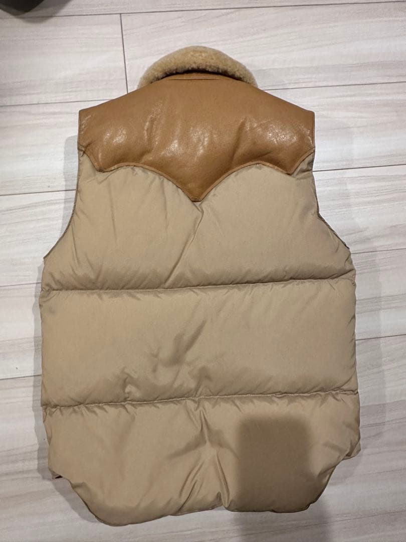 Rocky Mountain Featherbedファー付きベージュダウンベスト