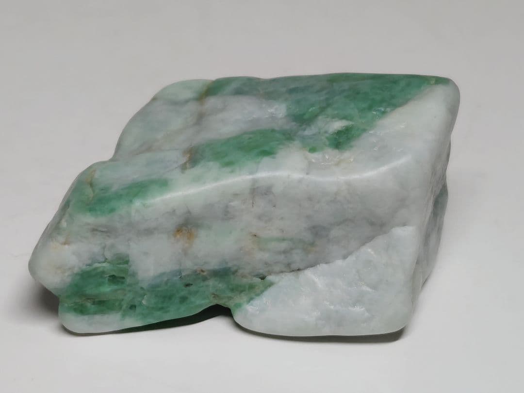 鮮緑 82g 翡翠 ヒスイ 原石 鑑賞石 自然石 誕生石 鉱物 鉱石 水石