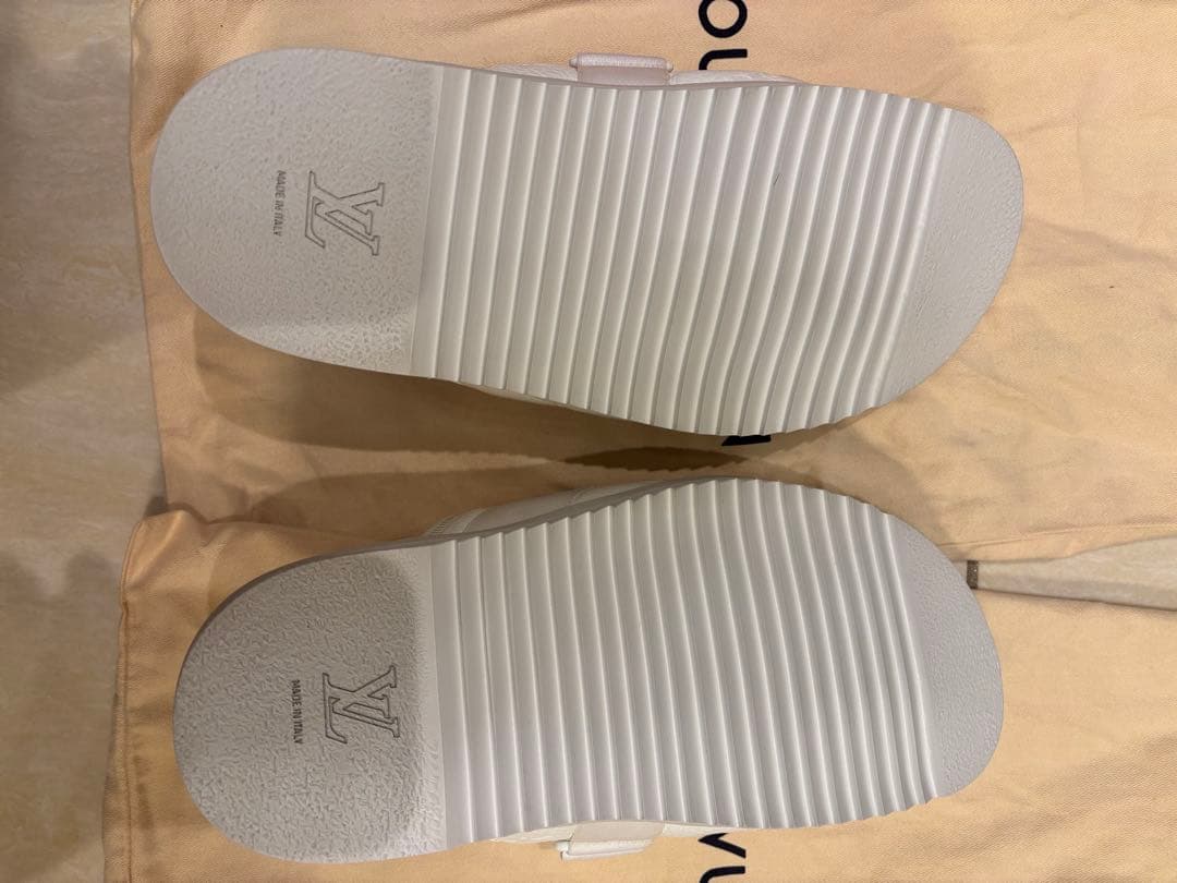 LOUIS VUITTON ホワイト スライドサンダル