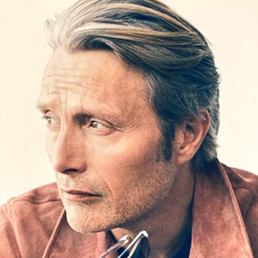 マッツ・ミケルセン直筆サイン入り2Lサイズ写真…