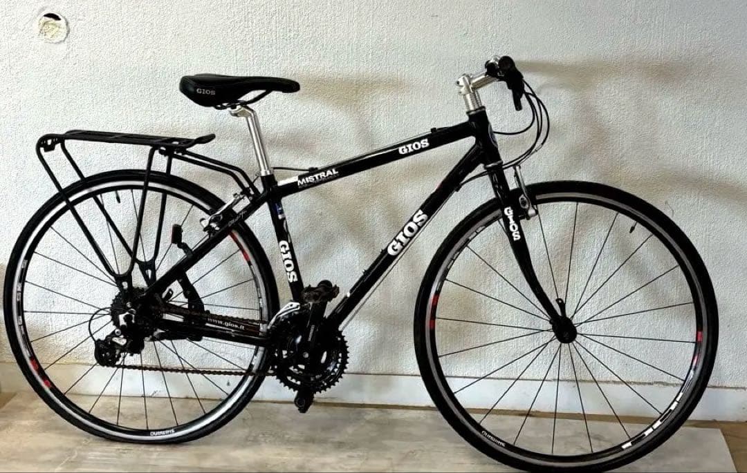 ブラック×GIOSロゴが映える、シンプルに“かっこいい”クロスバイク