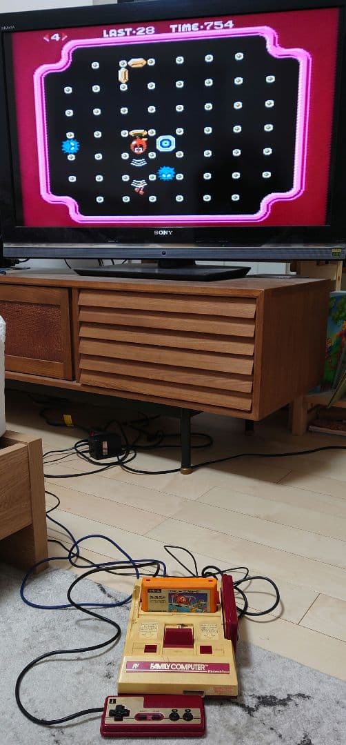 ファミリーコンピュータ本体（ソフト4本付）