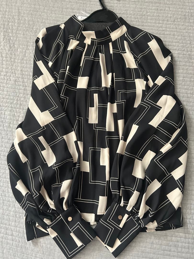 FENNELジオメトリックネックタックボリュームブラウス