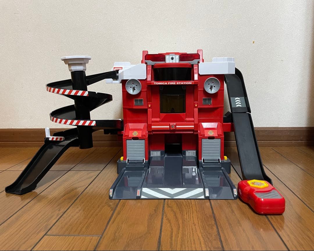 トミカシリーズ 変形ファイヤーステーション等４点セット！