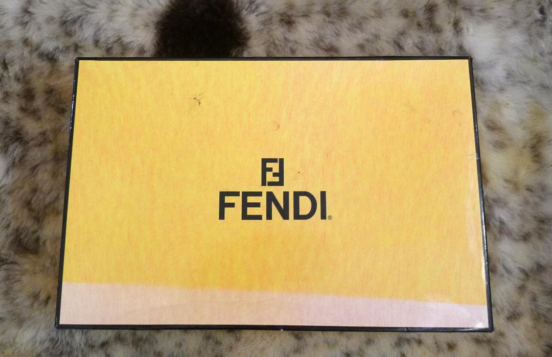 【FENDI】ブラウン＆ホワイト ウィーゼルFURスヌード未使用新品（専用箱付）