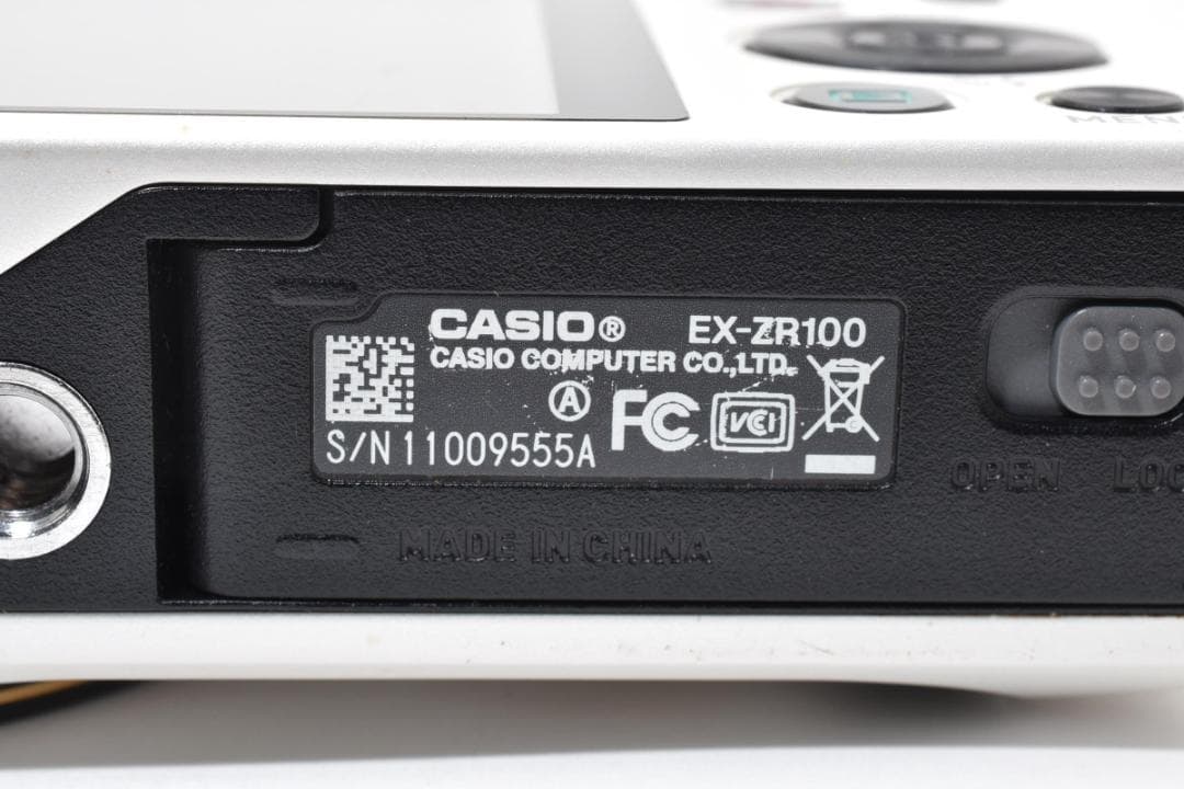 美品 カシオ　CASIO EXILIM EX-ZR100 ホワイト ＃A303