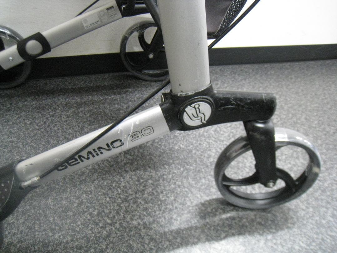 ハンディウォークＬ　GEMINO 30 歩行器 歩行車 パラマウントベッド ①