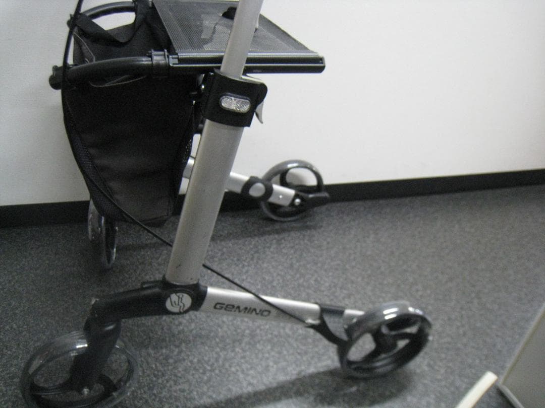 ハンディウォークＬ　GEMINO 30 歩行器 歩行車 パラマウントベッド ①