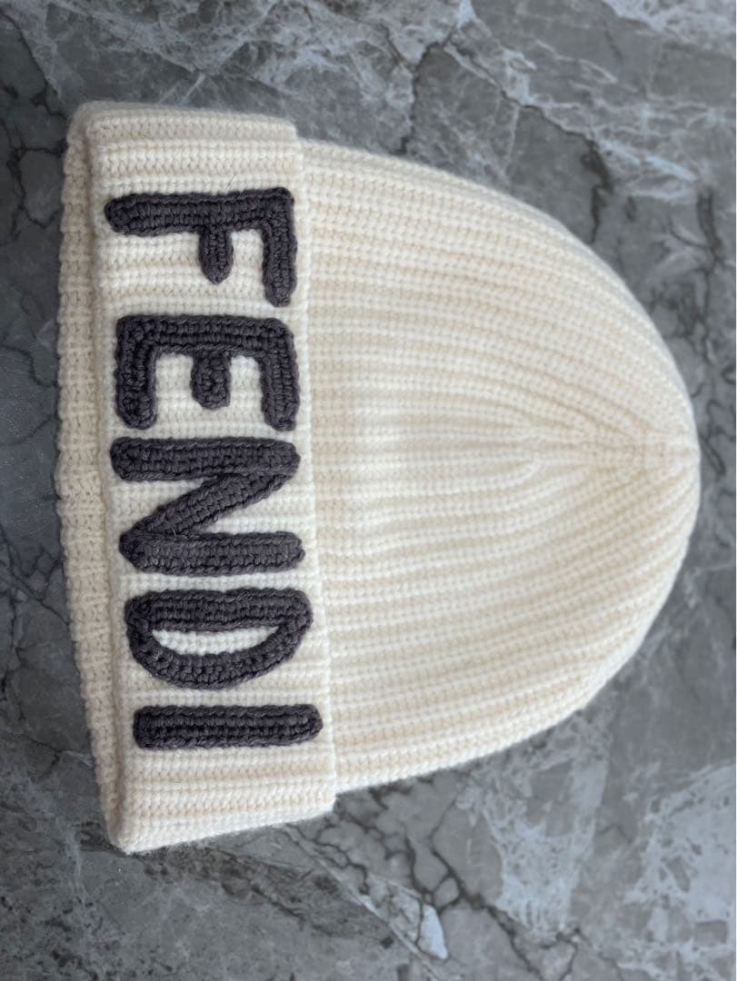 FENDI アイボリー ニット帽