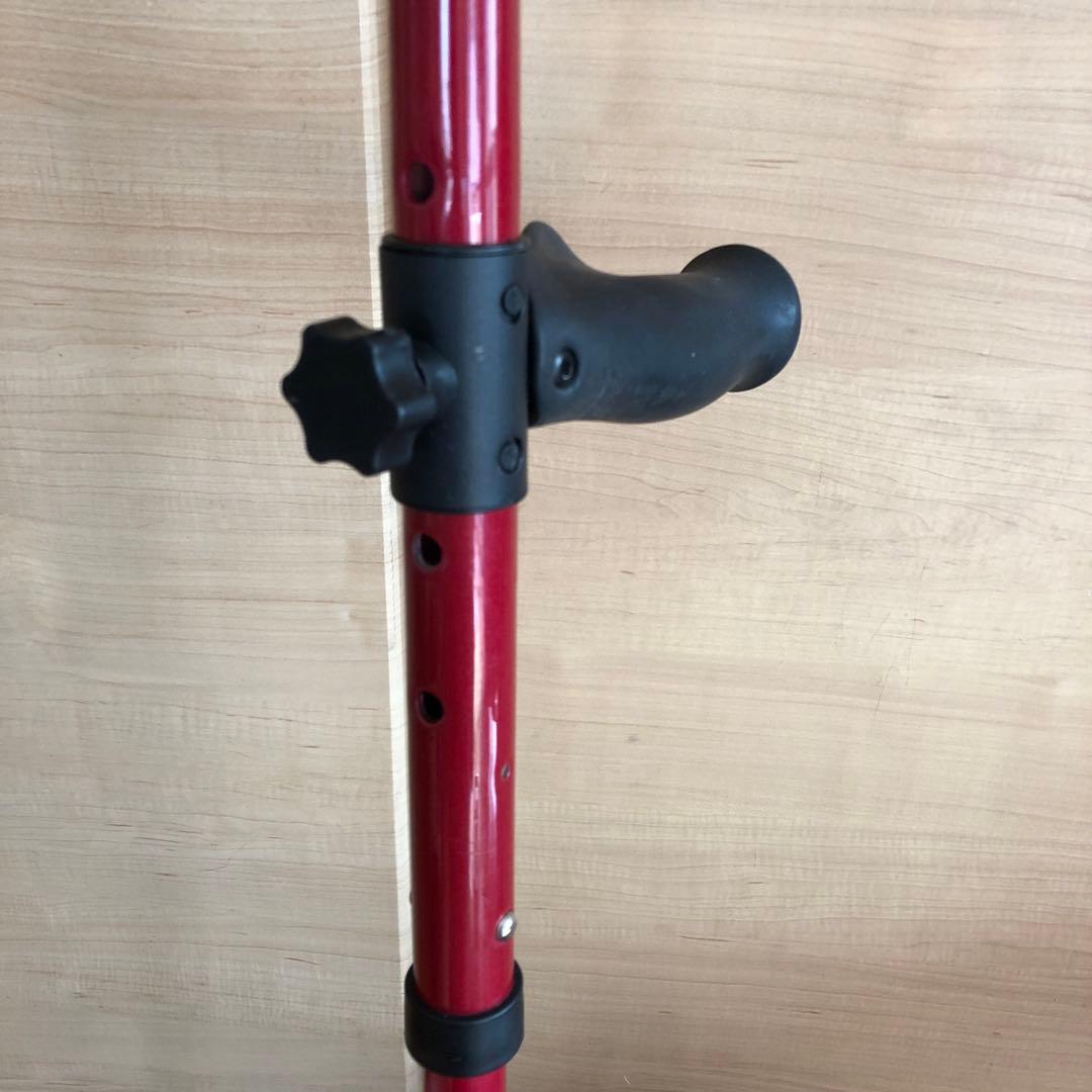 ミレニアル　松葉杖