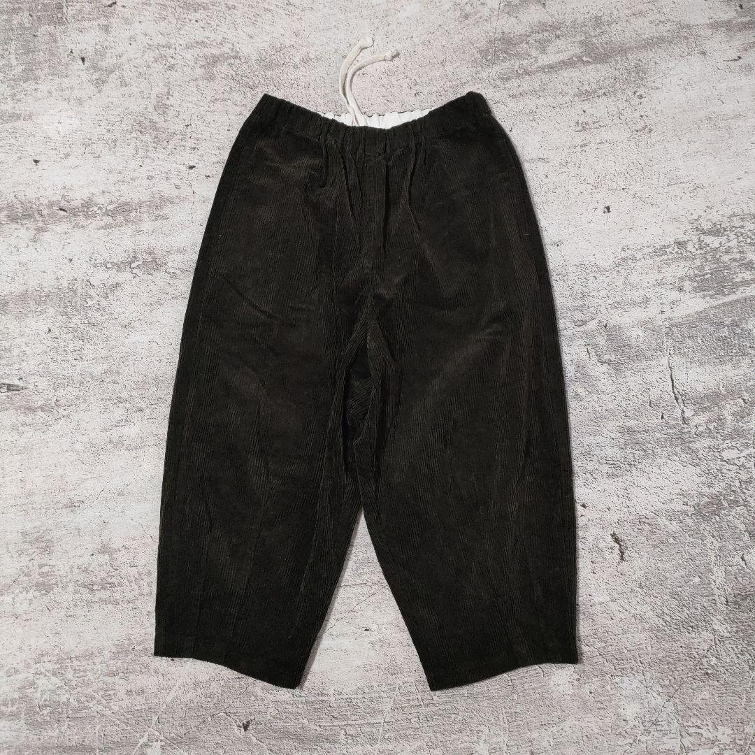 HUIS. 遠州織物 シャトルコーデュロイバルーンパンツ（太畝・カーキ）日本製