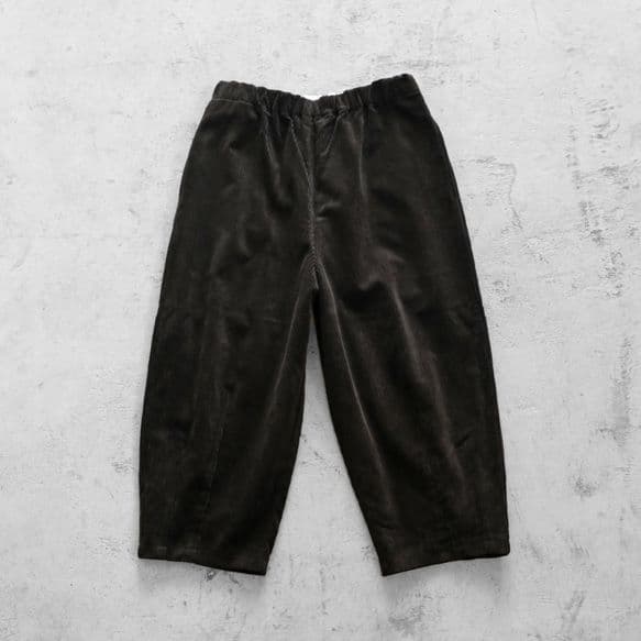 HUIS. 遠州織物 シャトルコーデュロイバルーンパンツ（太畝・カーキ）日本製