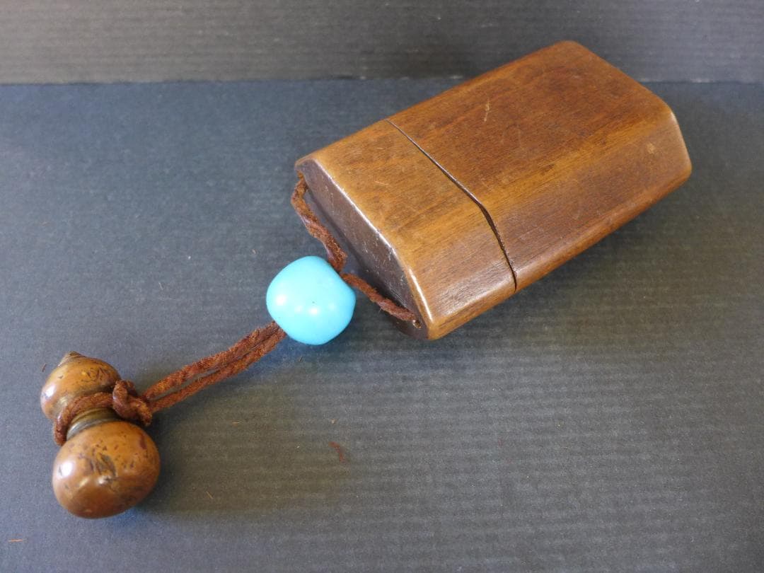 明治大正期頃　 一刀彫 　刻み煙草入　瓢箪根付・水色ガラス緒締め 　提げ物喫煙具