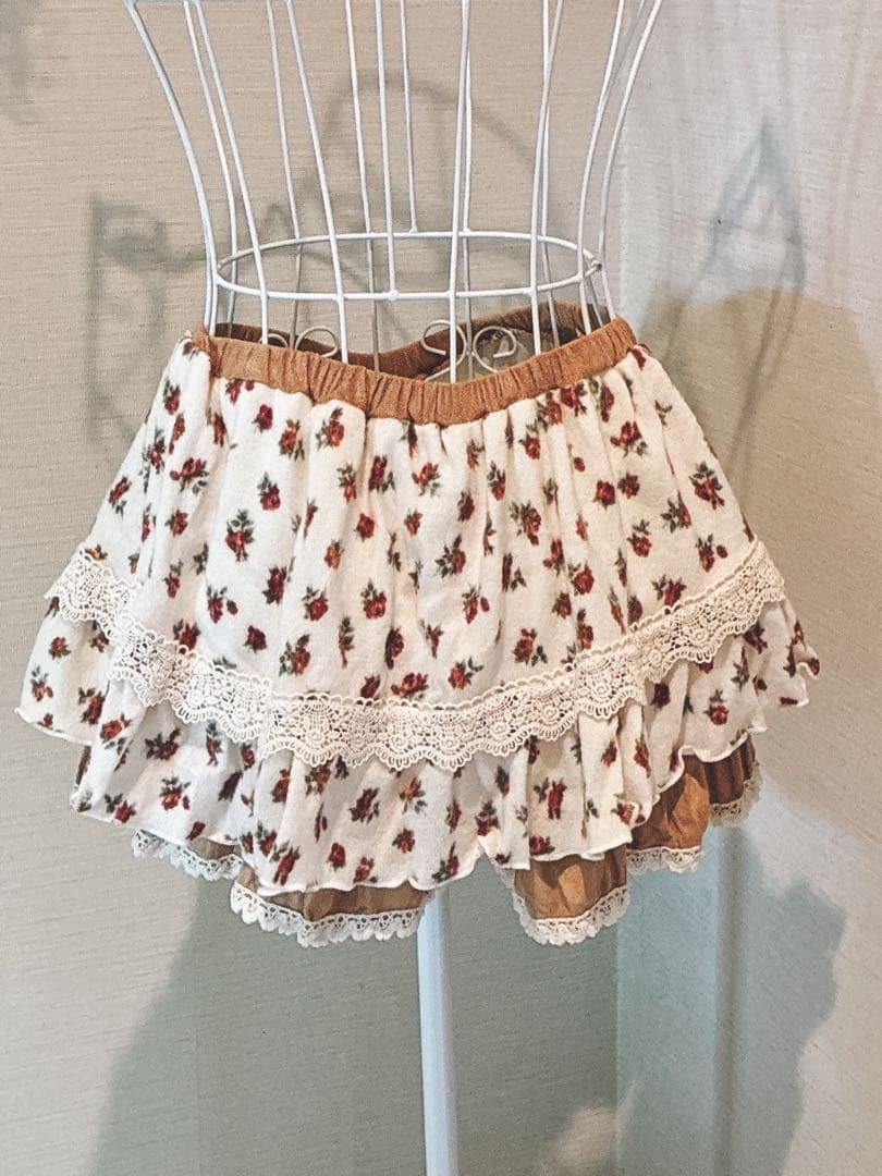 LIZ LISA フリル付きバラ柄フレアショートパンツアイボリー/ブラウン