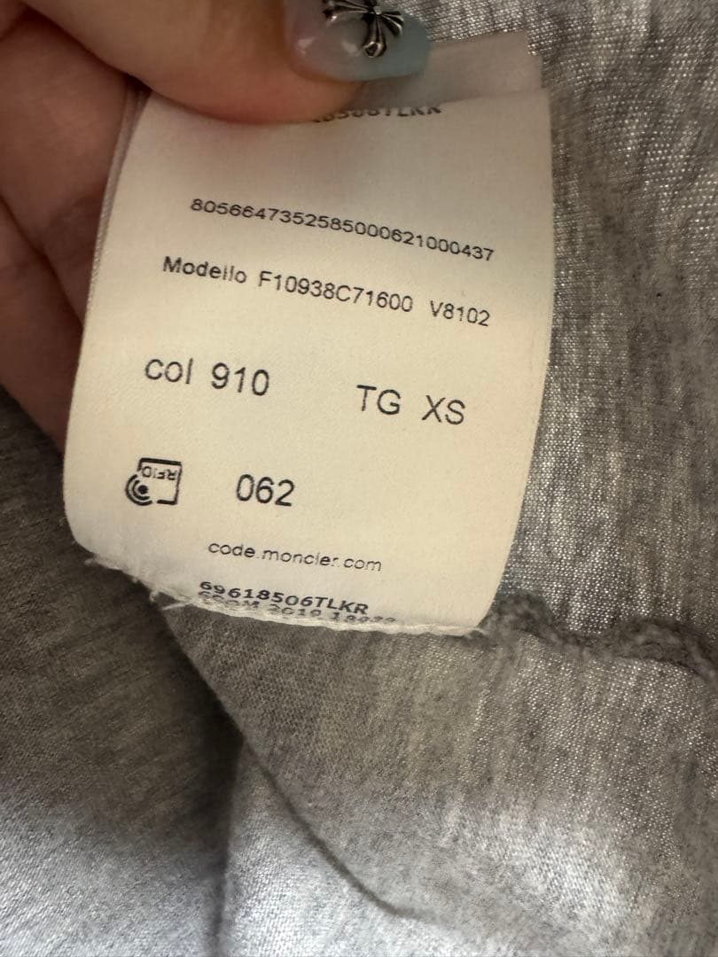 週末セール☆正規品☆美品☆MONCLER グレー Tシャツ 半袖太ワッペンXS