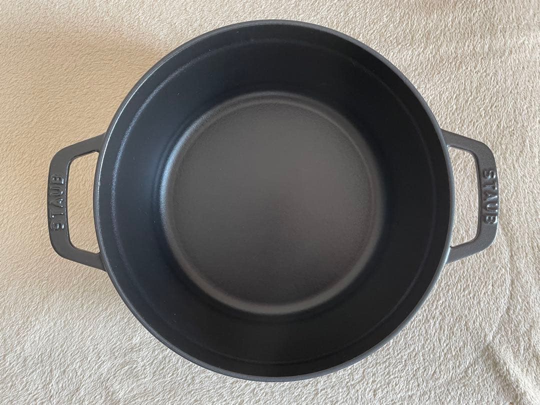 staub ストウブ　ココットラウンド　24cm 黒　ブラック