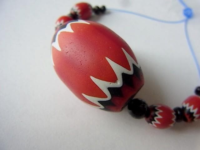 ★X1501★ヴェネチアン（A13）5層　芯青　ガラスビーズ　レッドシェブロン