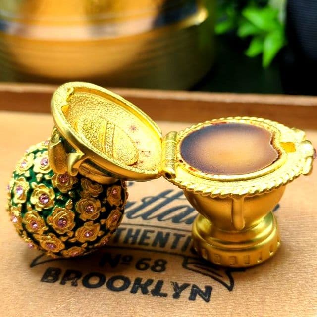 エスティローダー 練り香水 コンパクト ゴールドとグリーンの台座のバラの花束