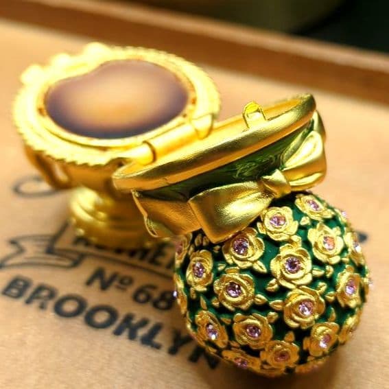 エスティローダー 練り香水 コンパクト ゴールドとグリーンの台座のバラの花束