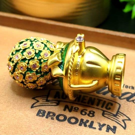 エスティローダー 練り香水 コンパクト ゴールドとグリーンの台座のバラの花束