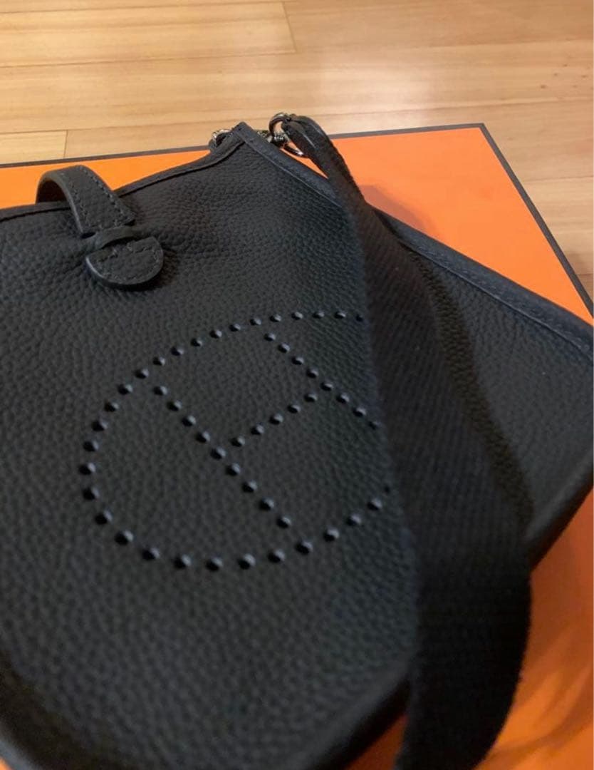 新品未使用 ショルダーバッグ Hパンチング ブラック 高級革