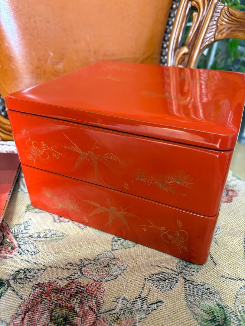 未使用に近い　木曽檜漆重箱　朱色の重箱 金色の模様