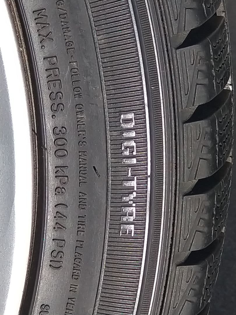 ３０プリウス純正Ｓツーリング１７インチホイール＋スタッドレスタイヤ４本セット