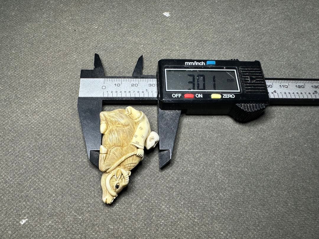 極上　根付　天然素材　アンティーク　骨董　飾り物　古美術　置物　細密細工　彫刻