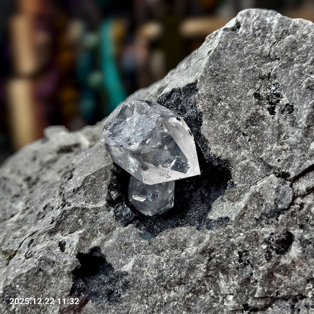 天然ハーキマーダイヤモンド 母岩付原石 USA産 ダブルポイント 虹多 アイリス