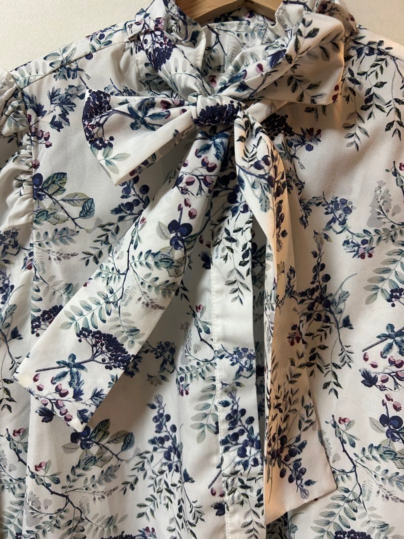 ✨SEVEN TEN 木の実柄プリントブラウス（オフホワイト）